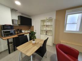 Grand studio Gravelines centre , 5 mn du cnpe et de la plage, absence de chambre privative, hotel in Gravelines