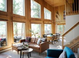 Mid Century Modern Mountain Cabin, cottage in Invermere