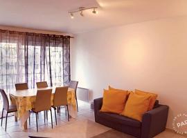 Superbe appartement T2 de 50m2 près de Genève à Saint Julien en Genevois idéal pour couple avec 2 enfants jusqu'à 18 ans, Hotel in Saint-Julien-en-Genevois