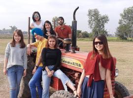 Virasat E Punjab -Farmstay Amritsar, hotel v destinaci Nūruddīn