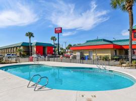 OYO Hotel Twin Lake- Lake Park Valdosta area، فندق في ليك بارك