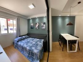 101- Lindo Apartamento Amplo e decorado, 2 quartos, sala, cozinha completa, mobiliario moderno, lavanderia , Excelente localização no bairro Bigorrilho, hotel en Curitiba