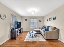 Modern 2BR Duplex, Minutes Away From Uptown Charlotte!, vacation home in Charlotte