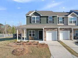 7007 Jane Parks Way Perfectly Located Luxury Upscale Townhome, vacation home in Charlotte