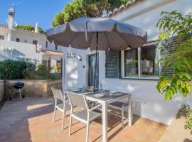 Sunny villa by the beach surrounded by pine trees, golfhotell i Vale do Lobo