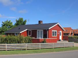 The Little Red Cabin Near Blåvand!, hotel em Blåvand