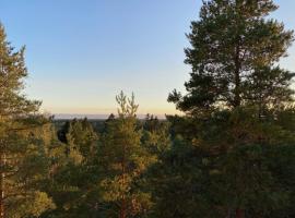 Spacious 68m2 apartment with fabulous forest view, hotell i Träskända