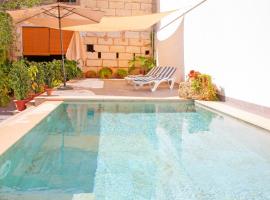 YourHouse Can Peret, modern town house in Sa Pobla with private pool, casa de temporada em Sa Pobla