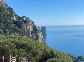 Regina di Capri - Suite vista Faraglioni, self catering accommodation in Capri