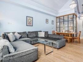 Covent Garden Penthouse for 8, budget hotel in London