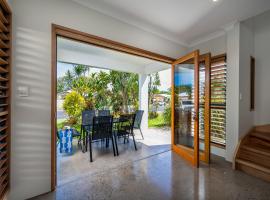 Cedar Family Getaway Villa elegant, modern, sunny，棕櫚灣的飯店