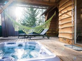 Charmante Cabane dans les arbres avec jacuzzi et sauna, hotel in Boismorand