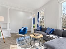Casa Soleada in East Rock near DT and Yale SOM with FREE Parking and King Bed, hotel v destinaci New Haven