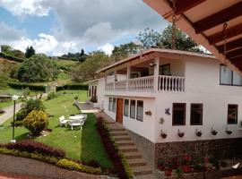 Finca espectacular- Lago Calima, отель с парковкой в городе Мадроньяль