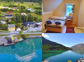 Sjarmerende feriehus i Olden rett ved fjorden, hytte i Stryn