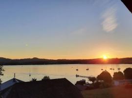 Sundowner appartment at the lakeside - 120sqm, hotel familiar en Schörfling am Attersee