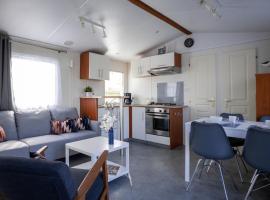 knus en modern ingericht chalet met gratis wifi, ваканционно жилище в Tzummarum