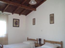 Traditional House with Loft -Michalis' House in Kouramades-, hotel in Kouramádes