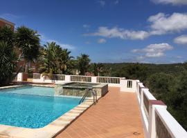 Son Bou by The Sea; home with a private garden, leilighet i Son Bou