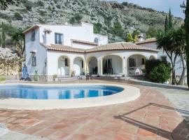 Spacious 3-bedroom villa with private pool in Benigembla, Spain., hotel con pileta en Murla