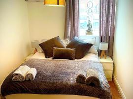 T-post guest house, hotel with parking in South Milford