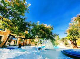 Villa Napoléon Piscine&Jacuzzi, hotel di Le Somail