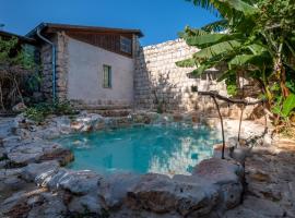 Hemdatya Stone Suites In The Galilee, hotel na may pool sa Ilaniya