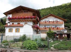 Ferienwohnungen Kaltenbachhof - Urlaub auf dem Biobauernhof, Hotel in Partschins
