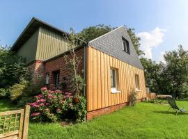 Ferienhaus auf einer Warft, hótel í Tetenbüll