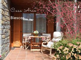 Casa Arce, perhehotelli kohteessa Biescas