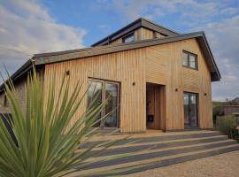 Cranmer - New Eco Beach House 4 Bed HOT TUB & Bikes, hotel in Camber