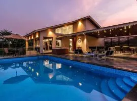 StayVista's Villa 123 - Mountain-View Luxury Mansion with Infinity Pool, Jacuzzi & Games Zone