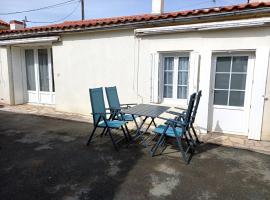 GITE ENTRE TERRE ET MER GRAND STUDIO, hotel en Mareuil-sur-Lay