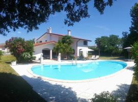 Villa Mischa, pet-friendly hotel in Bevazzana