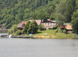 Chata Omicron, hotel s parkiriščem v mestu Bítov