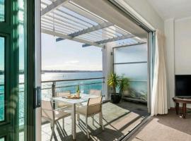 Life on Water- Princes Wharf apartment with fabulous views, hotel near Viaduct Harbour, Auckland