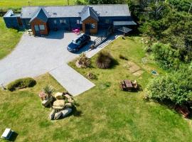 2 Bedroom Cottage sleeps 4, with Pool Use, Sennen, hotel near Land's End Airport - LEQ,