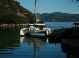 On Y Va , Delightful 3 bedroom catarmaran, with skipper, hotel in Marmaris