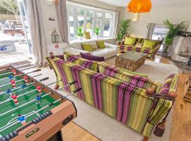 Shippenrill Croyde - Sleeps 14 - Hot Tub option - Stylish Home with fire pit, table tennis & dog friendly, hotel with jacuzzis in Croyde