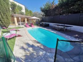 À 10min de la Croisette, bas de Villa Piscine Chauffée, hôtel au Cannet