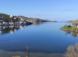 Vourkari, modern apartment overlooking the Marina of Vourkari, hotel en Yulis