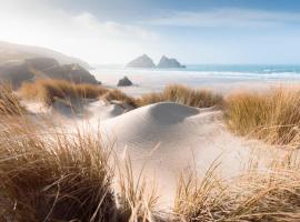 Pollymoor Beach House, hotel with parking in Holywell Bay