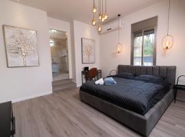 King's bed - Stay Royal and Stylish Bahai's Garden, serviced apartment in Haifa