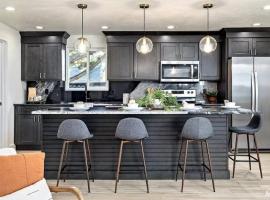 Mid Century Modern Boise-River Bungalow w/ Hot Tub, khách sạn ở Boise