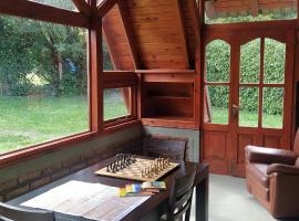 Habitacion privada en cabaña compartida "Los Cordobeses", séjour chez l'habitant à San Martín de los Andes