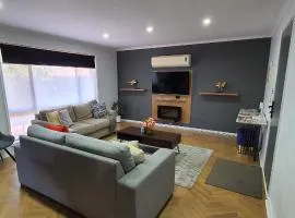 Flamingo Rentals - Modern 2-bed unit with BBQ & SPA ideal for holiday and business travel