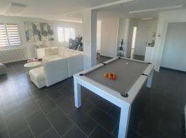 Chambre dans logement partagé chez l habitant avec piscine de 1 à 3 chambres, parkolóval rendelkező hotel Grièges városában