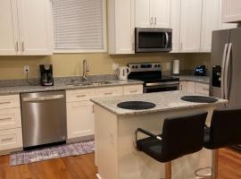 Modern home with huge fenced yard and No pet fees, hotel que acepta mascotas en Durham