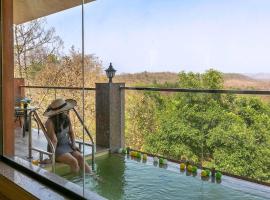 StayVista's Tinted Skies - Villa with Private Pool & Jacuzzi, וילה בWada