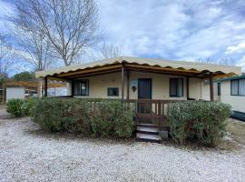 Comfortabele familie chalets met veranda incl airco dichtbij zee!, hotel a Viareggio